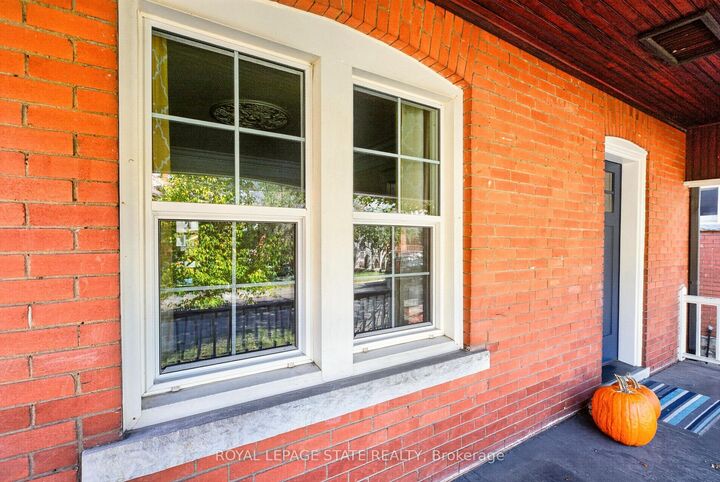 Property Photo:  133 Rosslyn Avenue S  ON L8M 3J3 