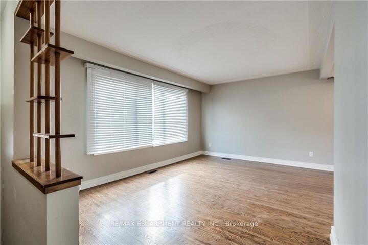 Photo de la propriété:  116 Mohawk Road W  ON L9C 1W1 