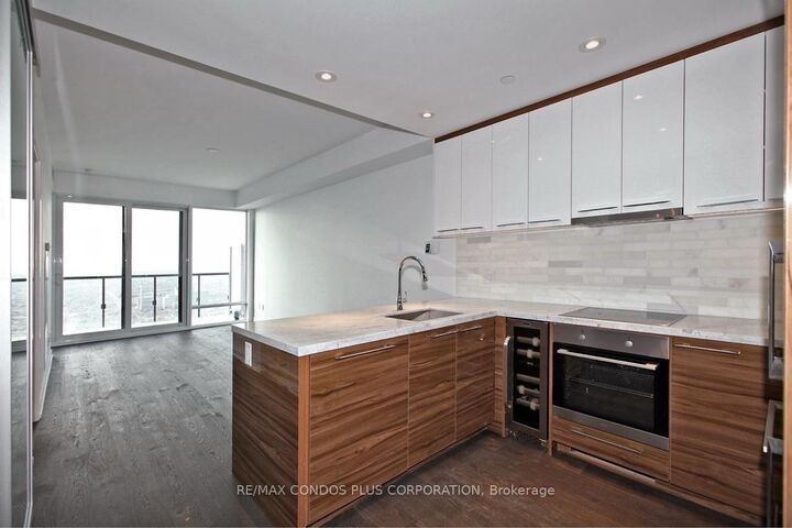 Property Photo:  488 University Avenue 3811  ON M5G 0C1 