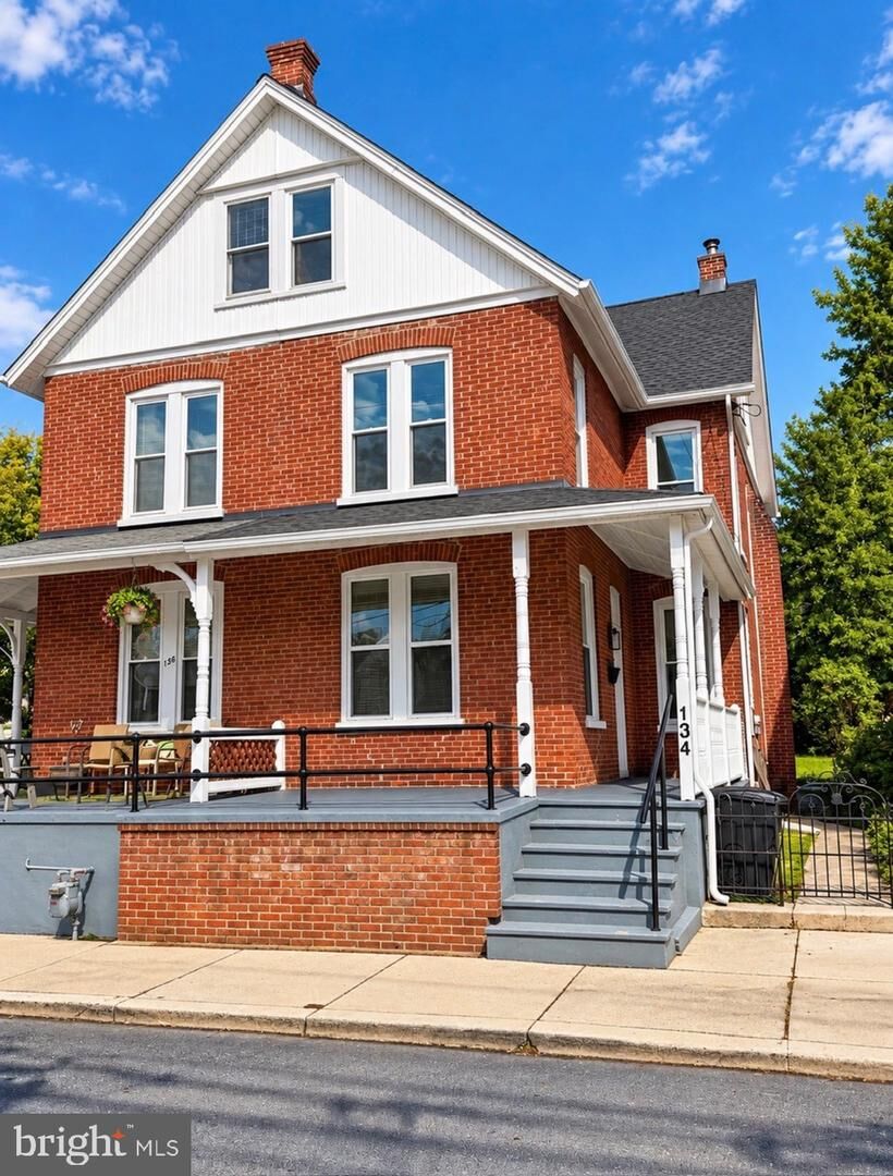Property Photo: 134 W Walnut Street PA 17547