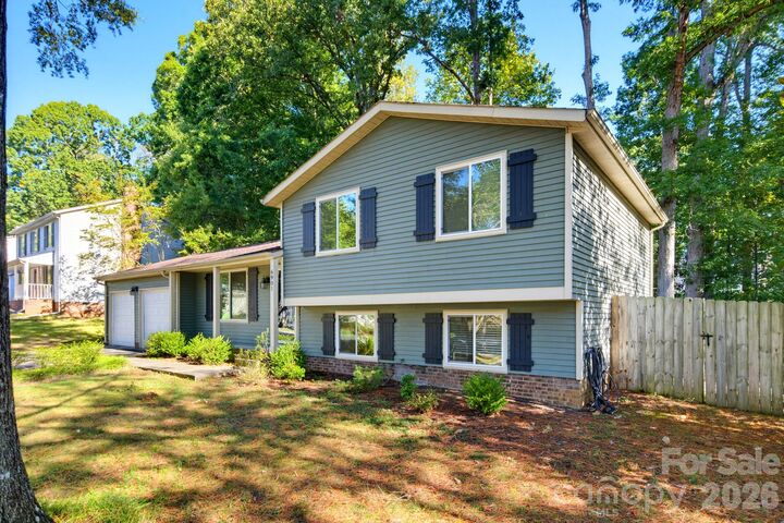 Property Photo:  6901 Rollingridge Drive  NC 28211 