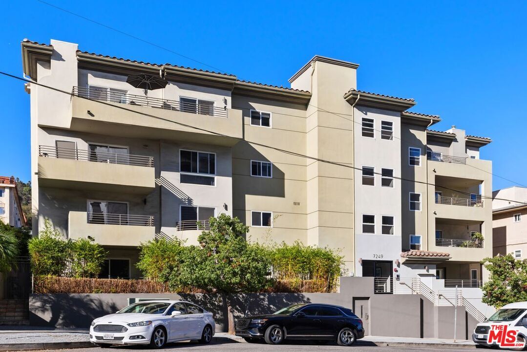 Property Photo:  7249 Franklin Ave, Unit 401  CA 90046 