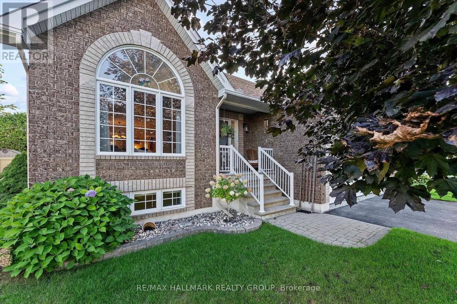 Property Photo:  95 Lloydalex Crescent  ON K2S 2E8 