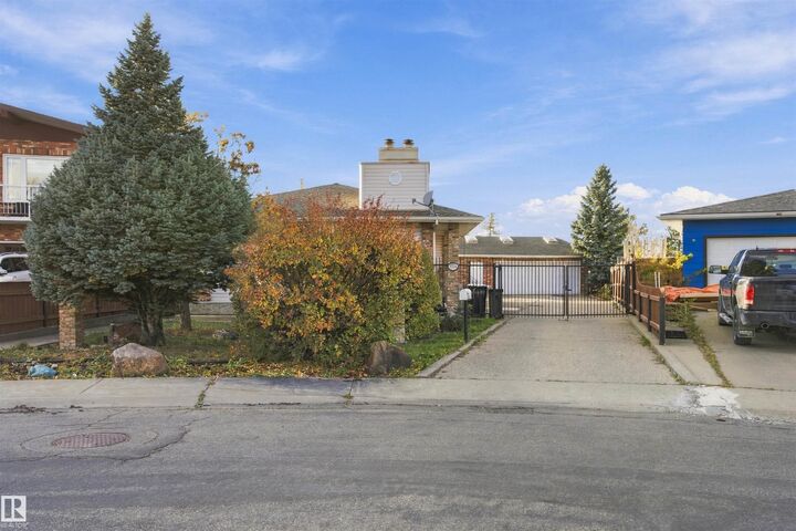 Property Photo:  3224 89 Street NW  AB T6K 2Z4 