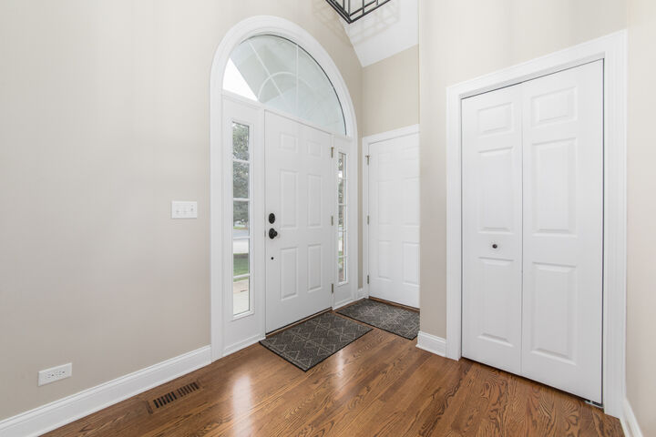 Property Photo:  820 Braeman Court  IL 60048 