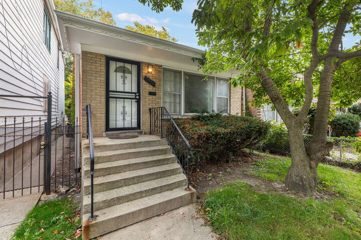 Property Photo:  7935 S East End Avenue  IL 60617 