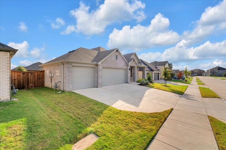 Property Photo: 1216 Nuevo Rancho Lane TX 76052
