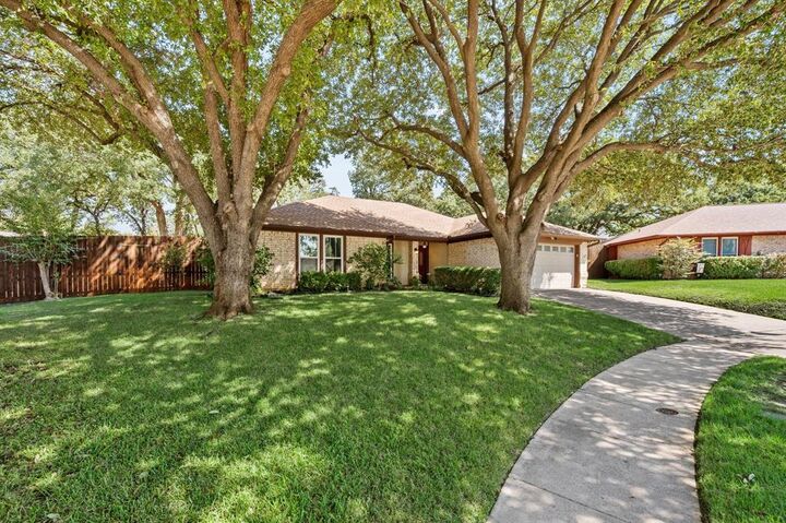 Property Photo: 3500 Primrose Lane TX 76021