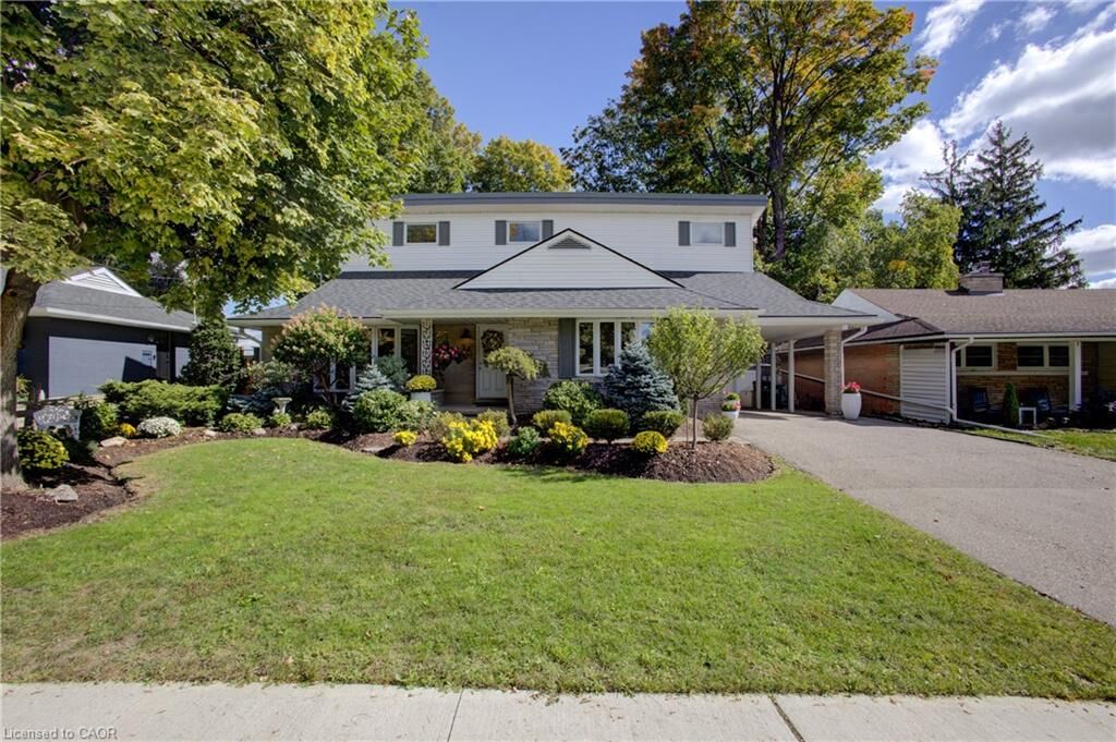 Property Photo:  24 Valewood Place  ON N2H 4N6 