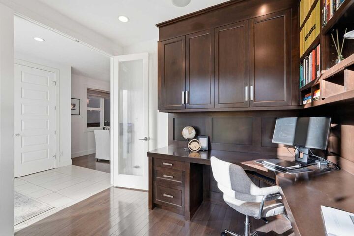 Property Photo:  2227 26 Street SW  AB T3E 2A4 