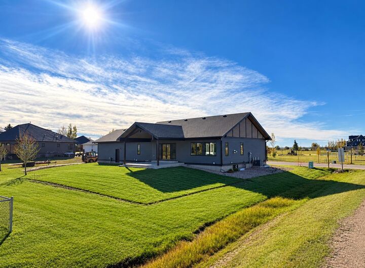 Property Photo:  25 Blue Heron Bay  AB T1R 0X5 