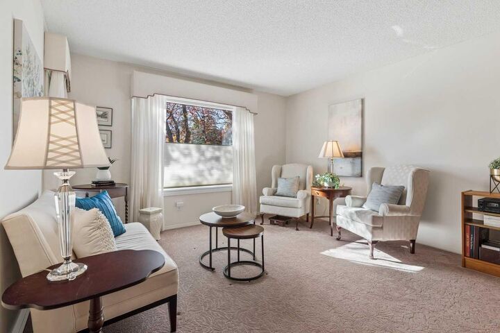 Property Photo:  107 Coach Side Terrace SW  AB T3H 2T3 