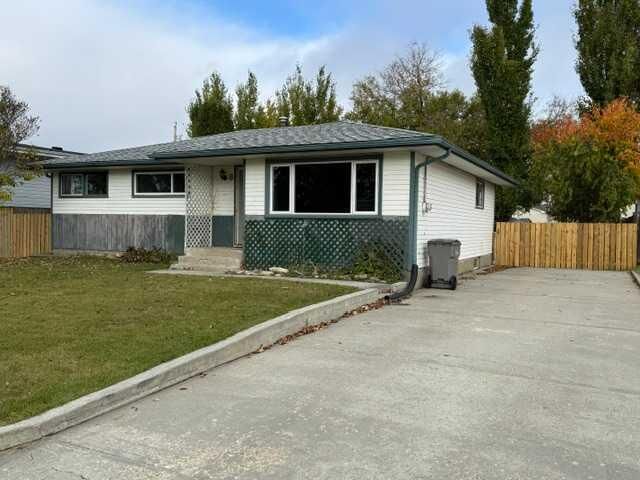 Property Photo:  8 McLeod Drive  AB T7S 1H3 