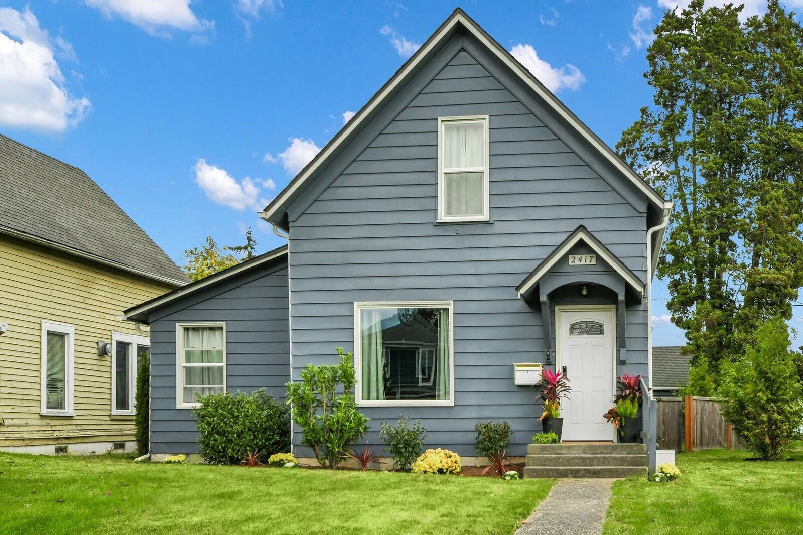 Property Photo:  2417  State Street  WA 98012 