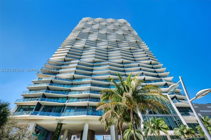 Property Photo:  460 NE 28th St 1801  FL 33137 