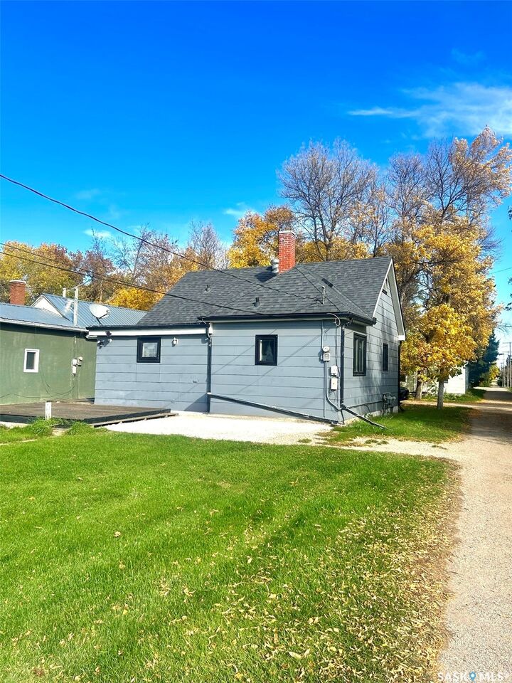 Property Photo:  102 McKendre Street  SK S0G 1H0 