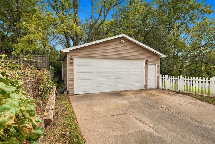 Property Photo:  105 Louise  Avenue  IA 51534 