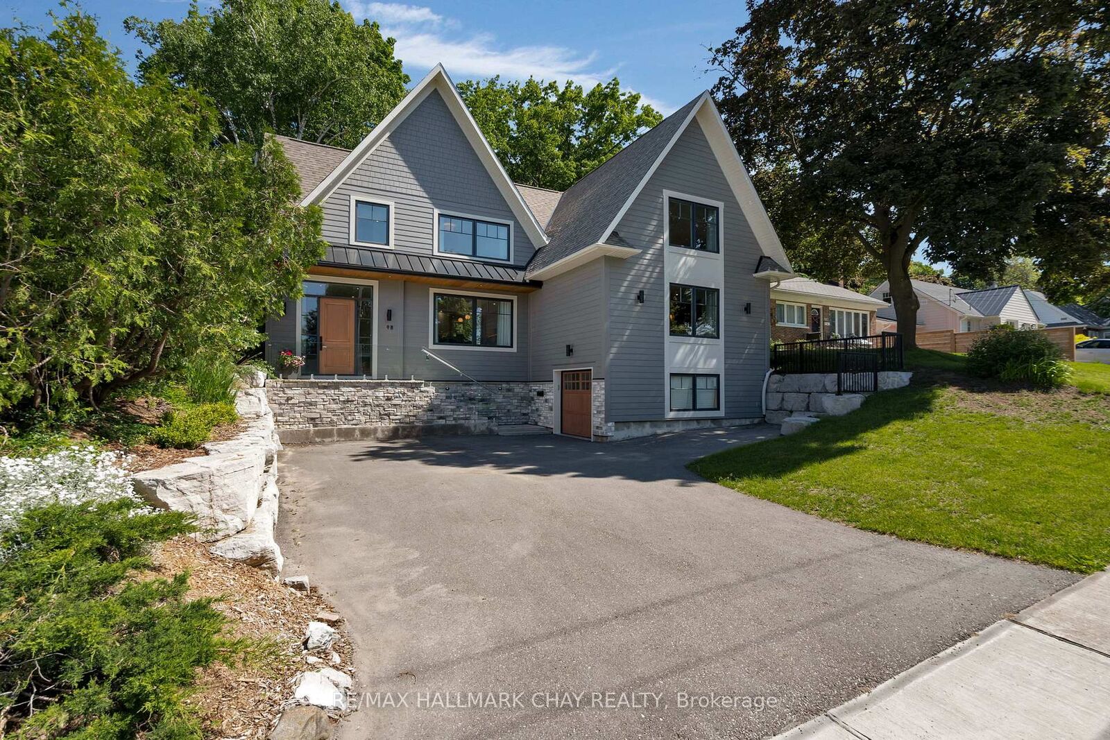 Property Photo: 98 Shanty Bay Road ON L4M 1E2