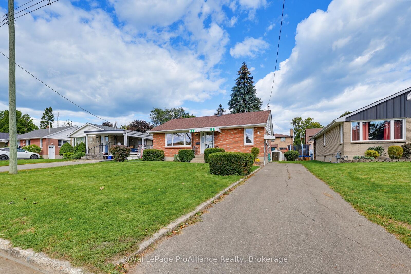 Property Photo:  64 Elizabeth Crescent  ON K8N 1K5 