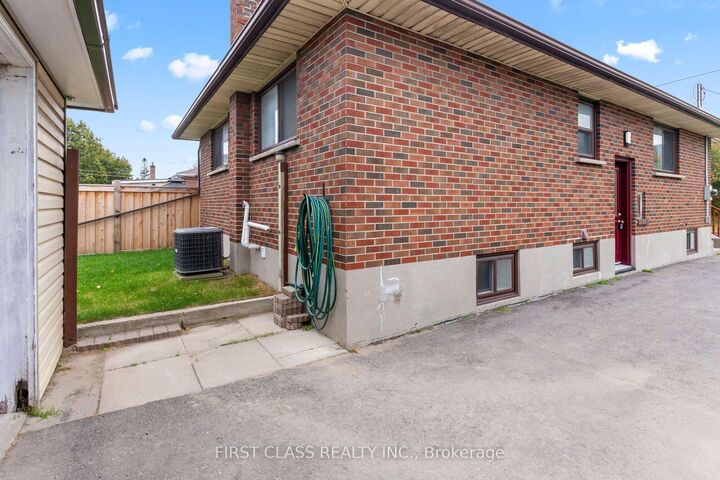 Property Photo:  284 Jackson Avenue  ON L1H 3C5 