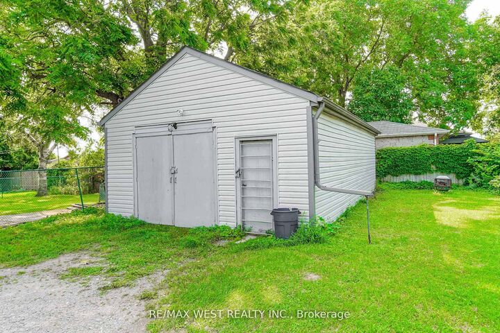 Property Photo:  489 Dean Avenue  ON L1H 3E6 