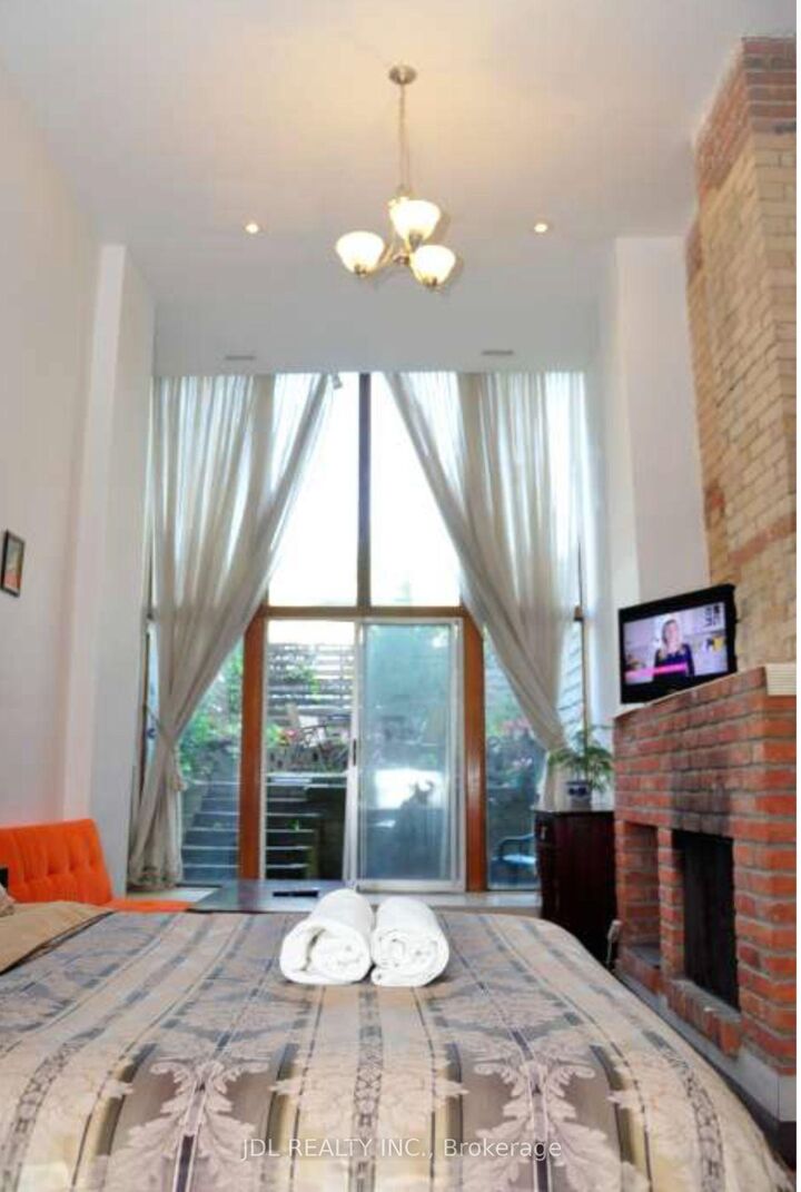 Property Photo:  118 Shuter St Street Master Room A Main Floor  ON M5A 1V8 
