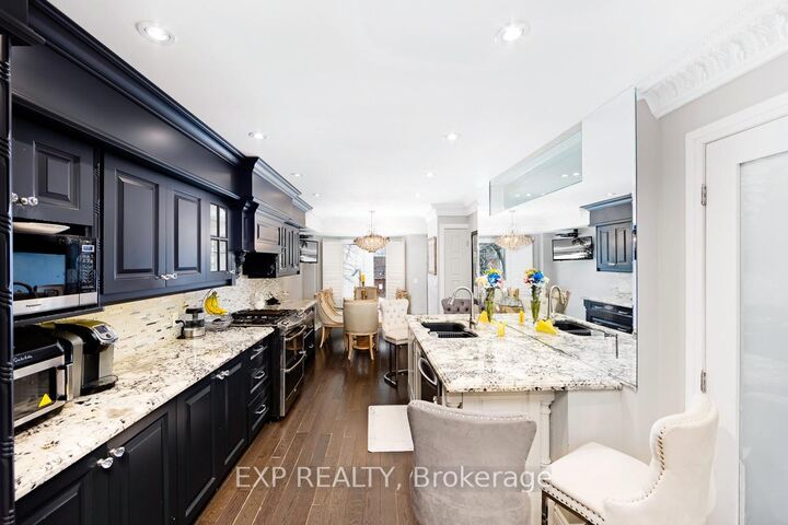 Property Photo:  321 Mutual Street Main  ON M4Y 1X6 