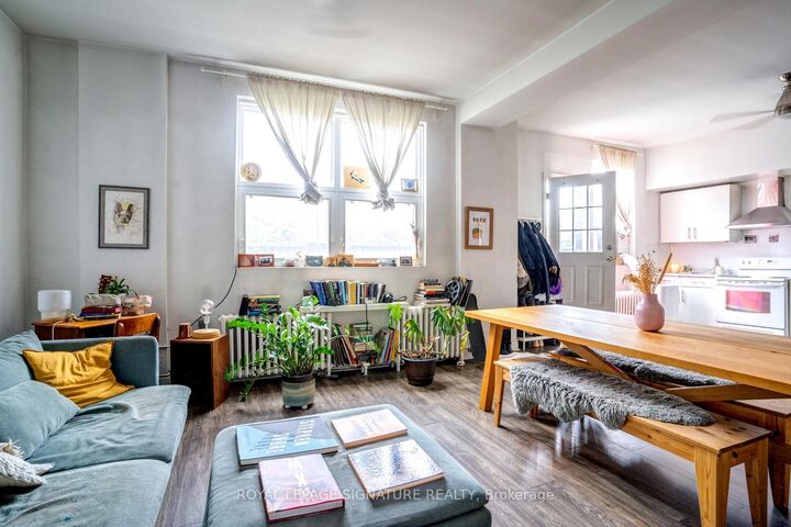 Property Photo:  926 King Street W Upper/Rear  ON M5V 1P5 