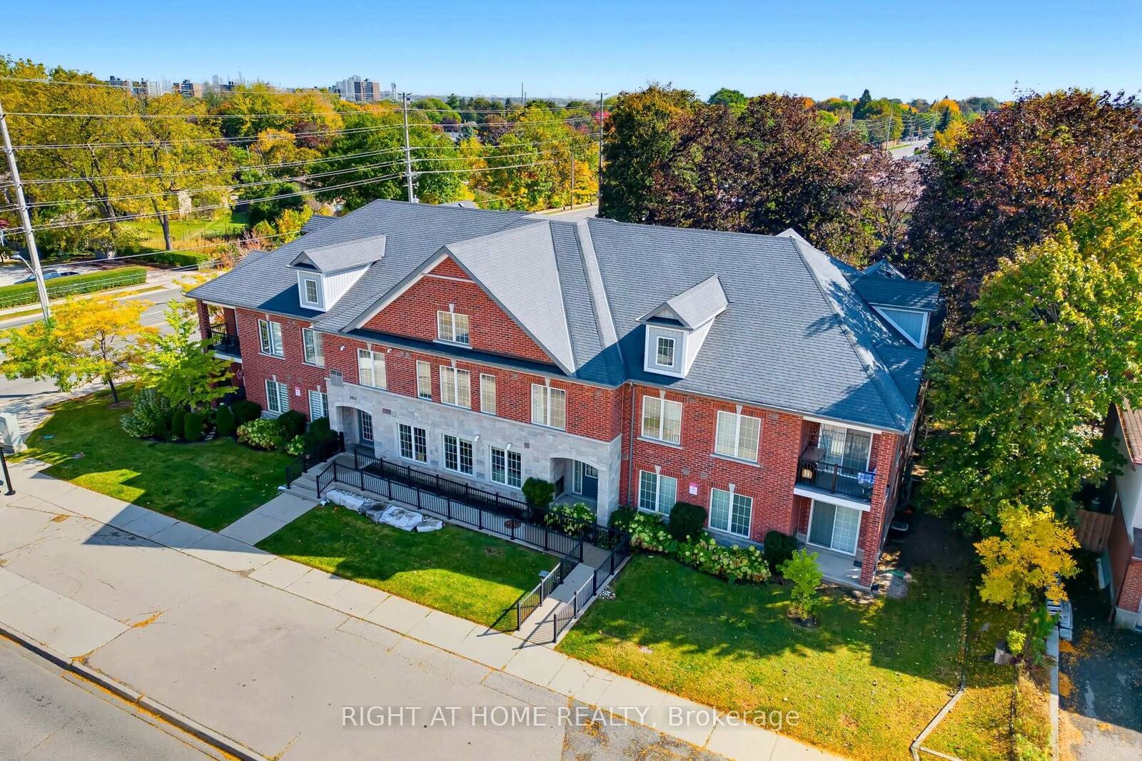 Property Photo:  960 Bloor Street  ON L4Y 2N1 