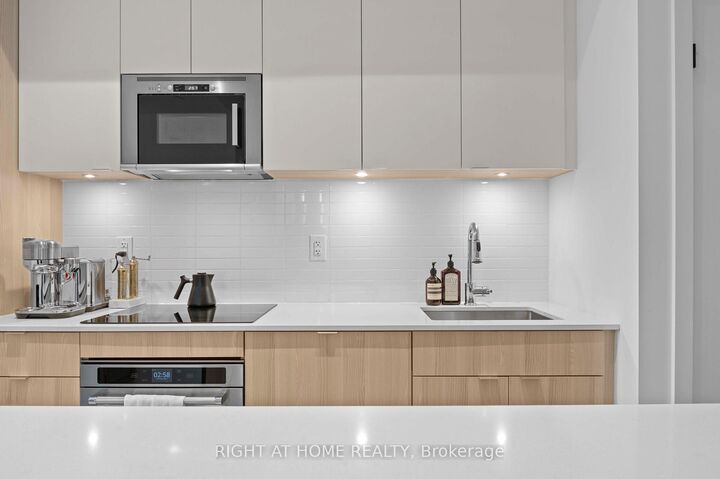Property Photo:  220 Missinnihe Way  ON L5H 0A9 