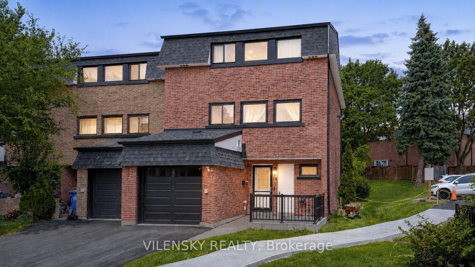 Property Photo:  14 Poplar Crescent 19  ON L4G 3L3 