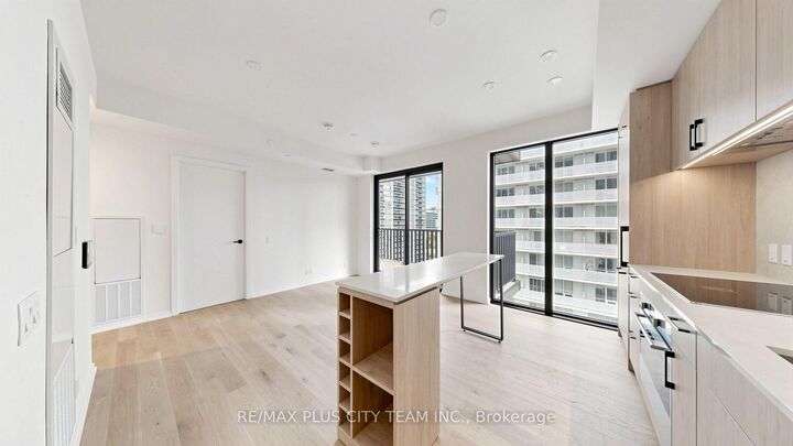 Property Photo:  109 Erskine Avenue 1010  ON M4P 0G6 