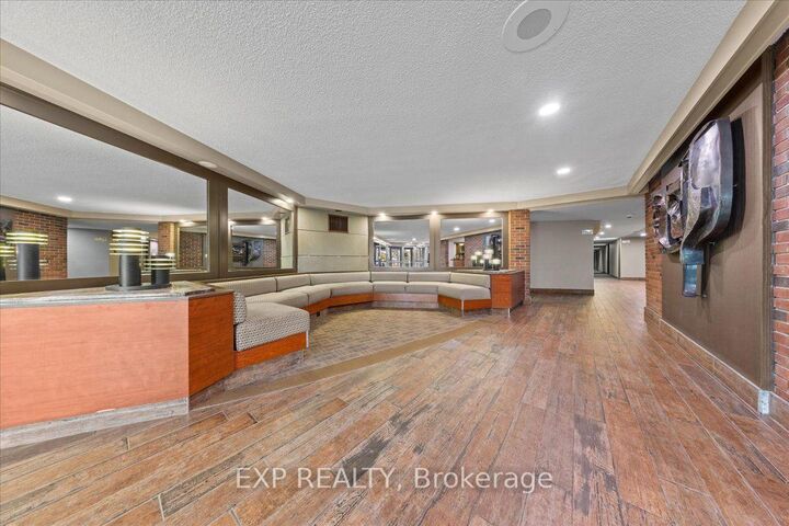 Property Photo:  20 Chesterton Drive 114  ON K2E 6Z7 