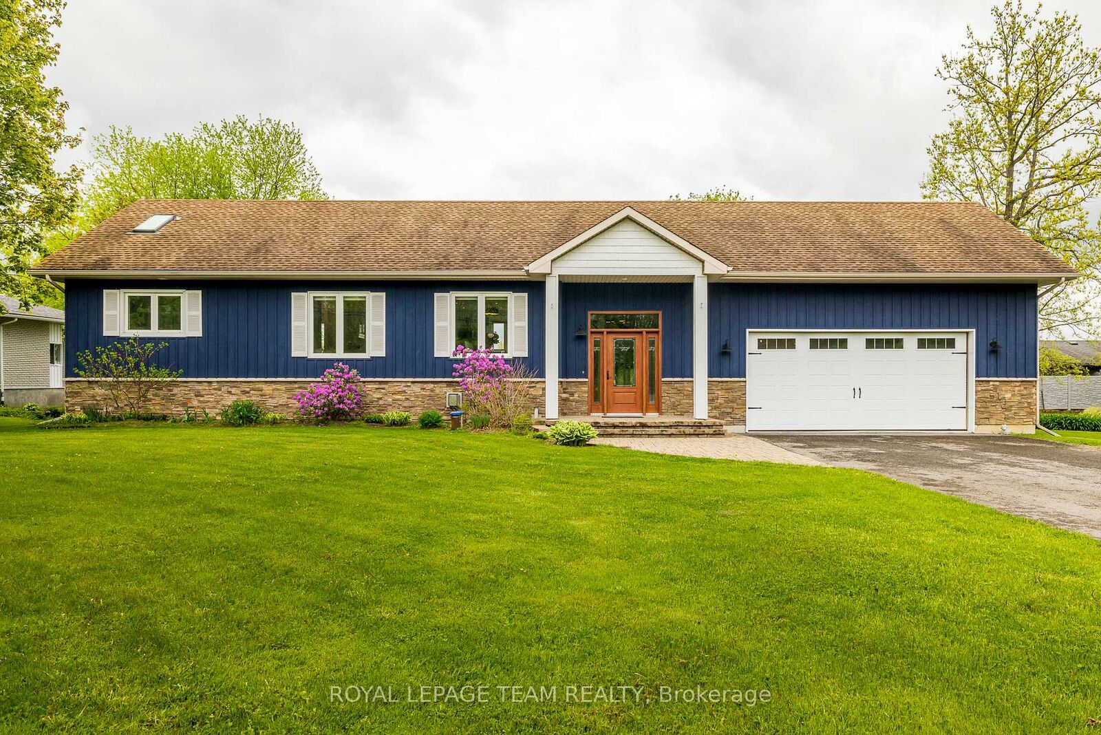 Property Photo:  318 Broadway Street W  ON K0G 1N0 