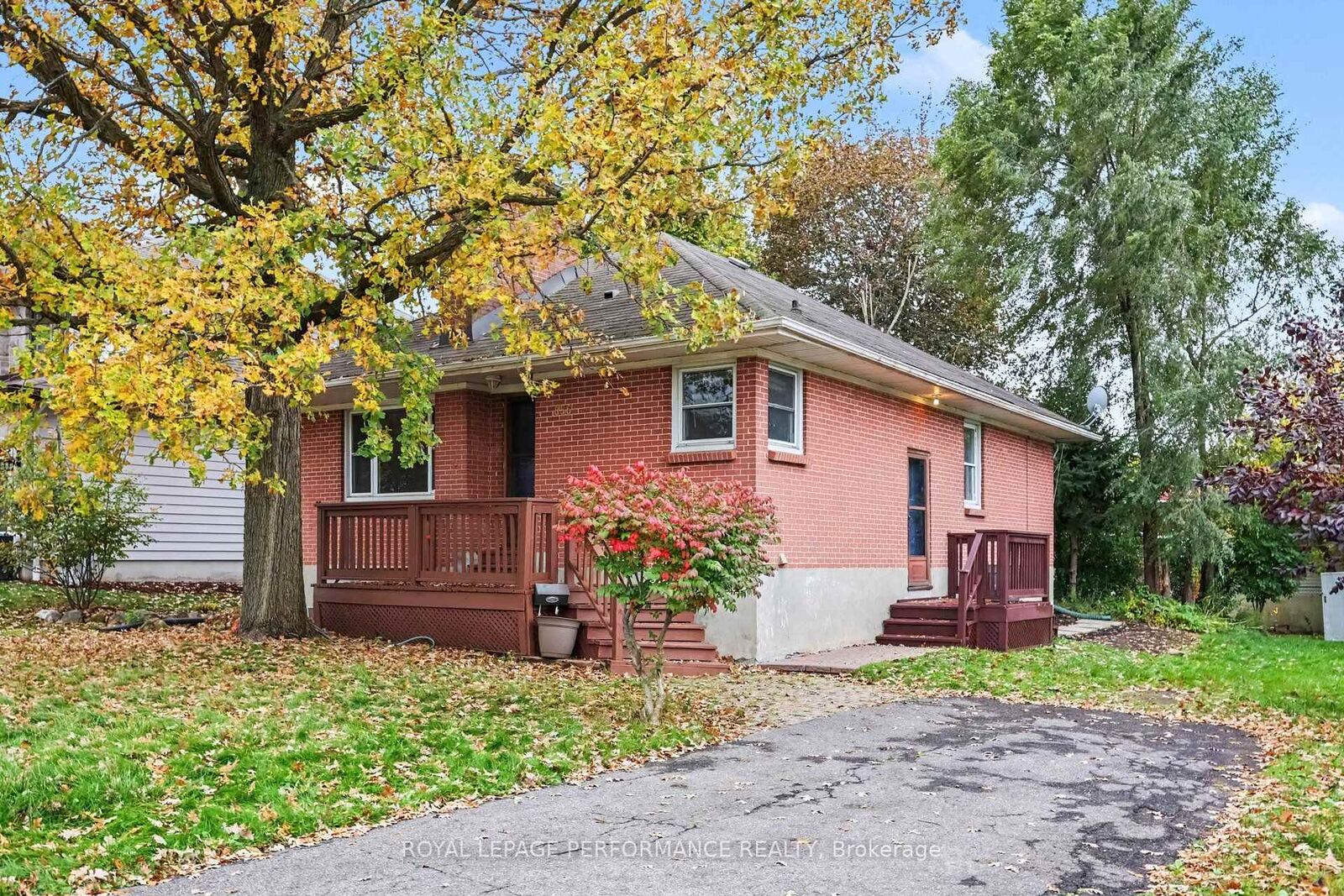 Property Photo:  856 Iroquois Road  ON K2A 3N2 