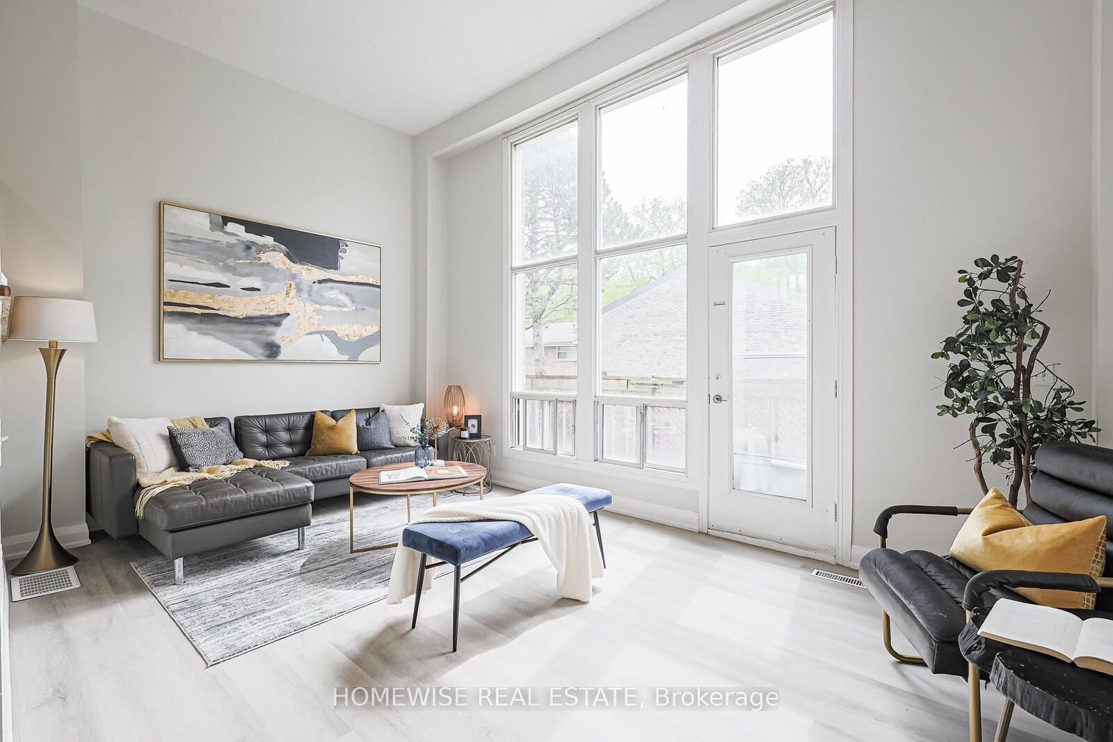 Property Photo:  560 Waverly Street N 33  ON L1J 5Y4 