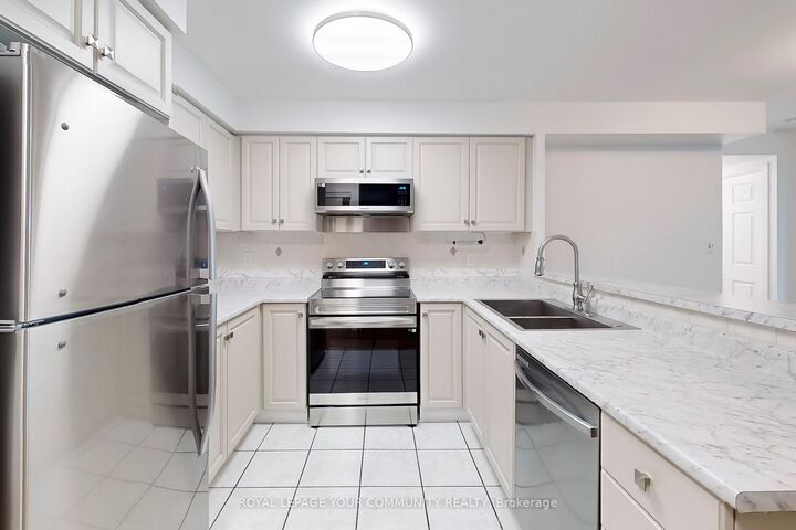 Property Photo:  7 Lorraine Drive 1906  ON M2N 7H2 