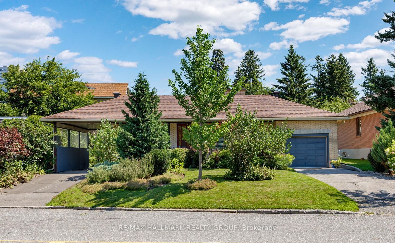 Property Photo:  811 Iroquois Road  ON K2A 3N3 