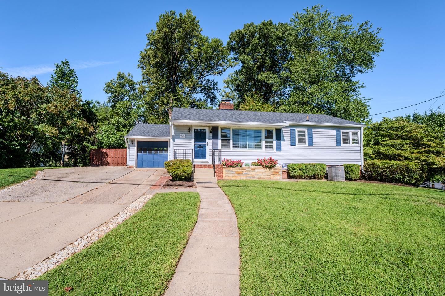 Property Photo: 998 N Roosevelt Street VA 22046