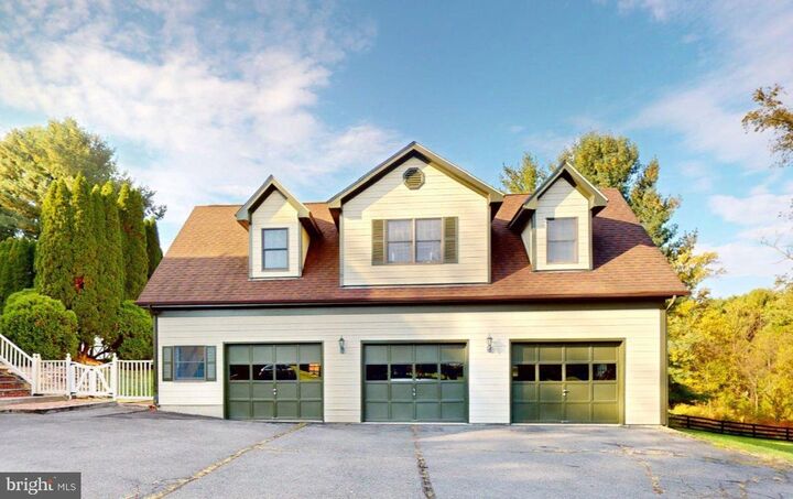 Property Photo:  38038 W Colonial Highway Garage Unit  VA 20158 