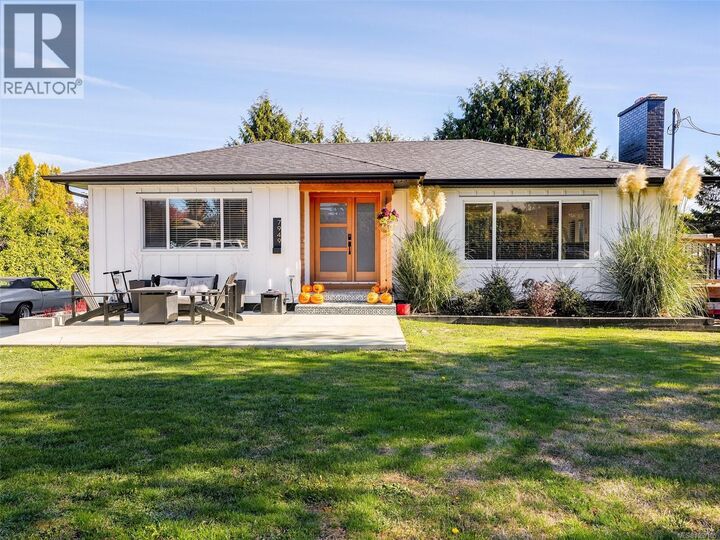 Property Photo: 7949 East Saanich Road BC V0S 1M0
