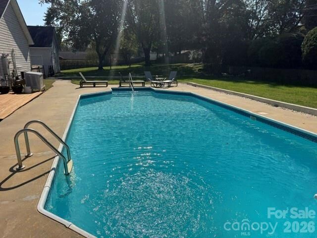Property Photo:  2403 Berkshire Drive  NC 28146 