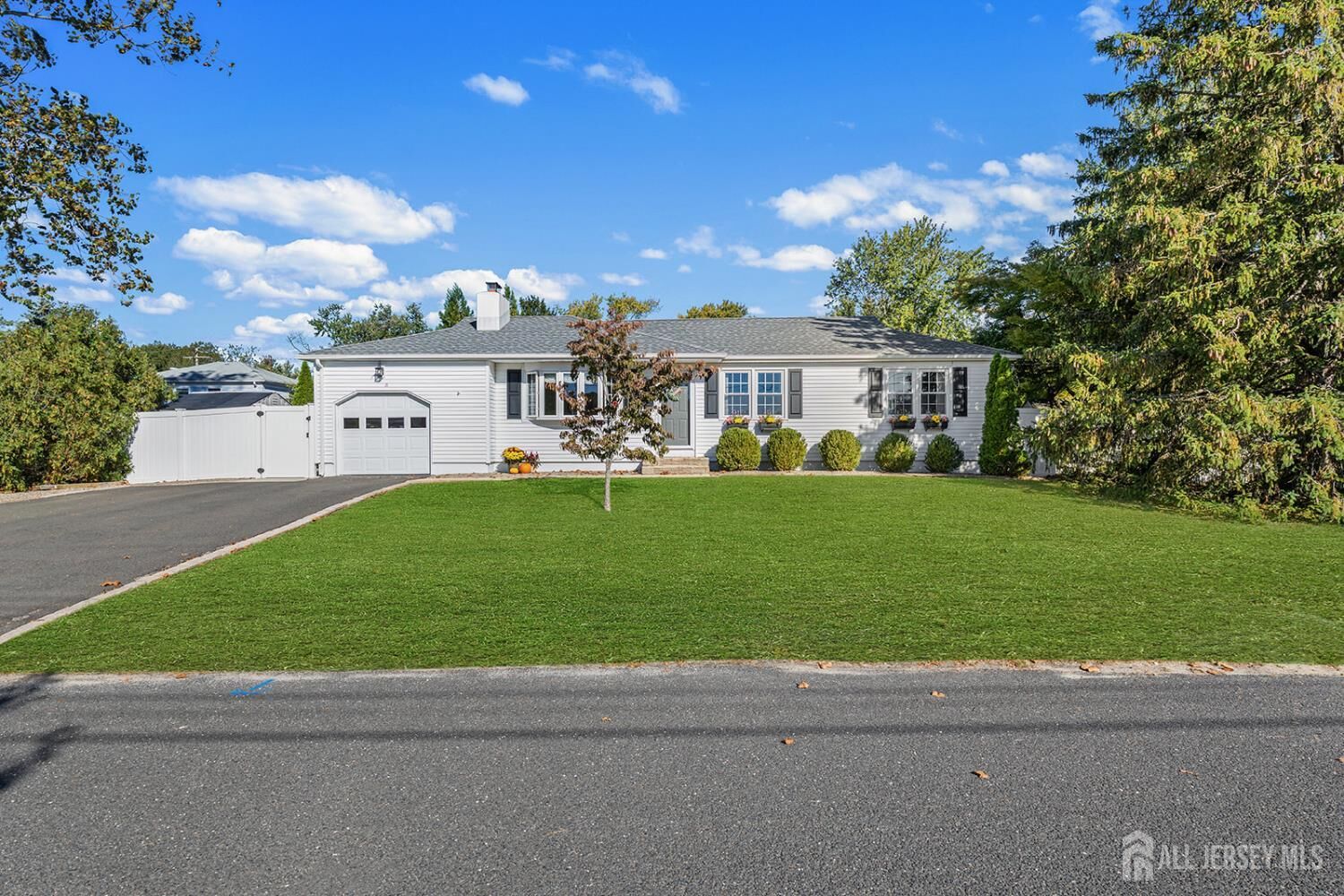 Property Photo:  