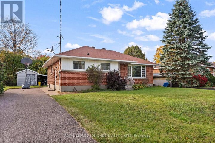 Property Photo:  566 Catherine Street South  ON K8A 1W3 