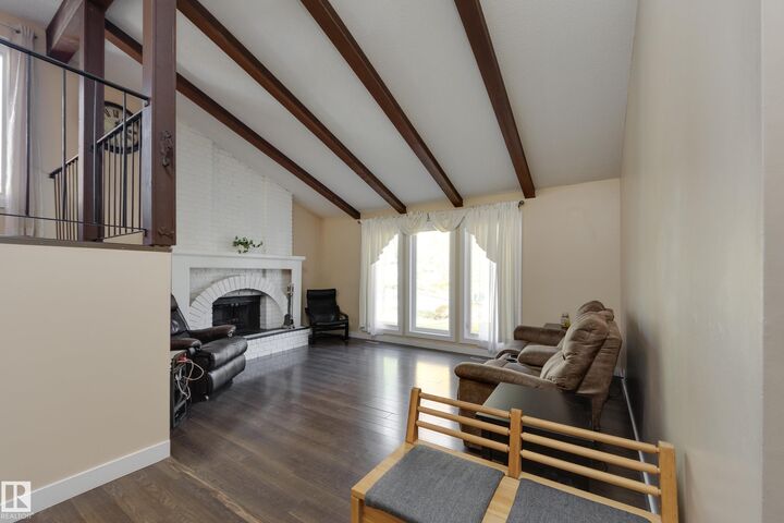 Property Photo:  1 Anita Crescent  AB T8N 2W3 