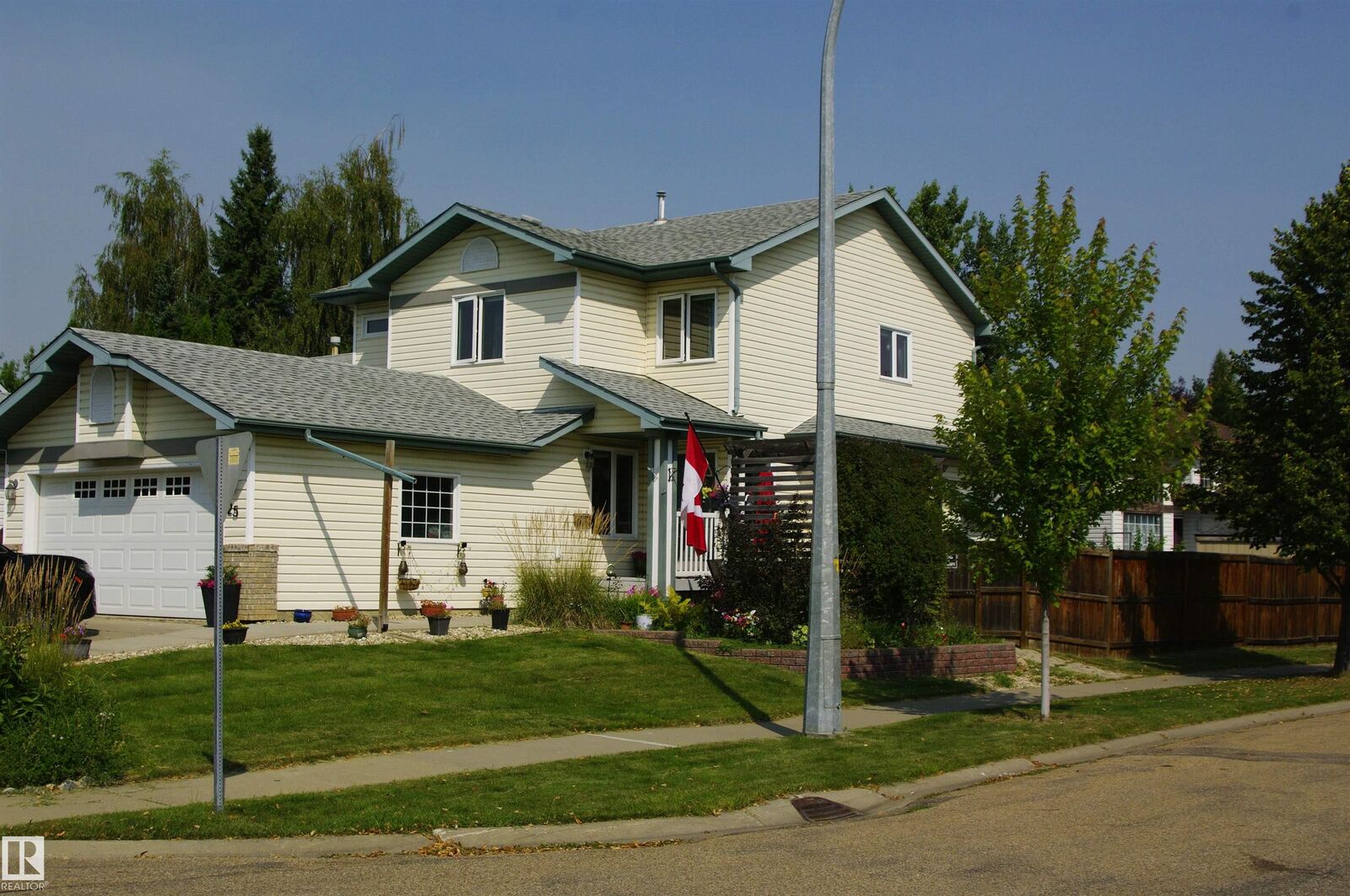 Property Photo:  25 Hansen Close  AB T8N 6J7 
