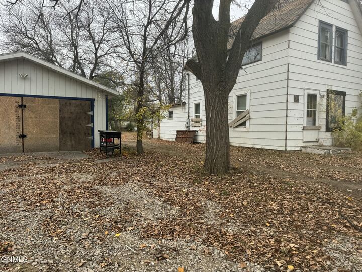 Property Photo:  120 Center Avenue N  ND 58530 