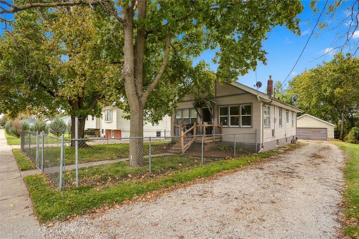 Property Photo:  2512 E 41st Street  IA 50317 