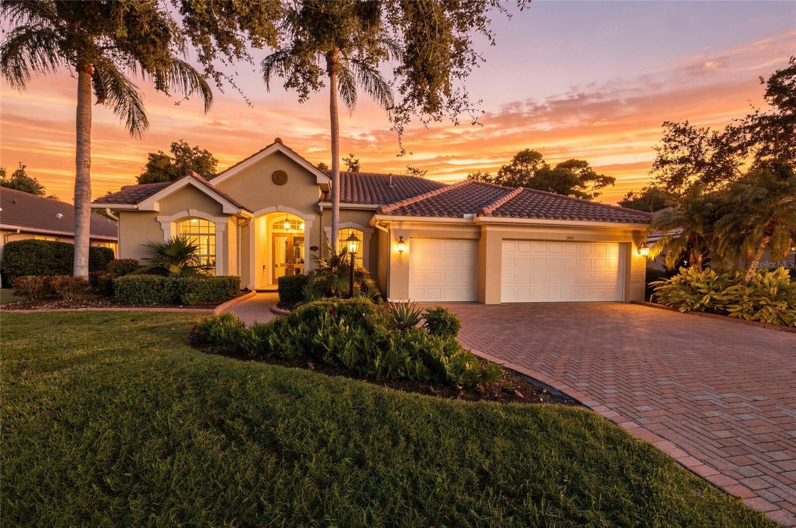 Property Photo: 6914 Treymore Court FL 34243