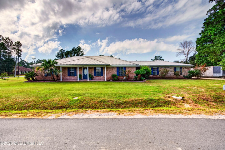 Property Photo: 1102 Grove Street MS 39576